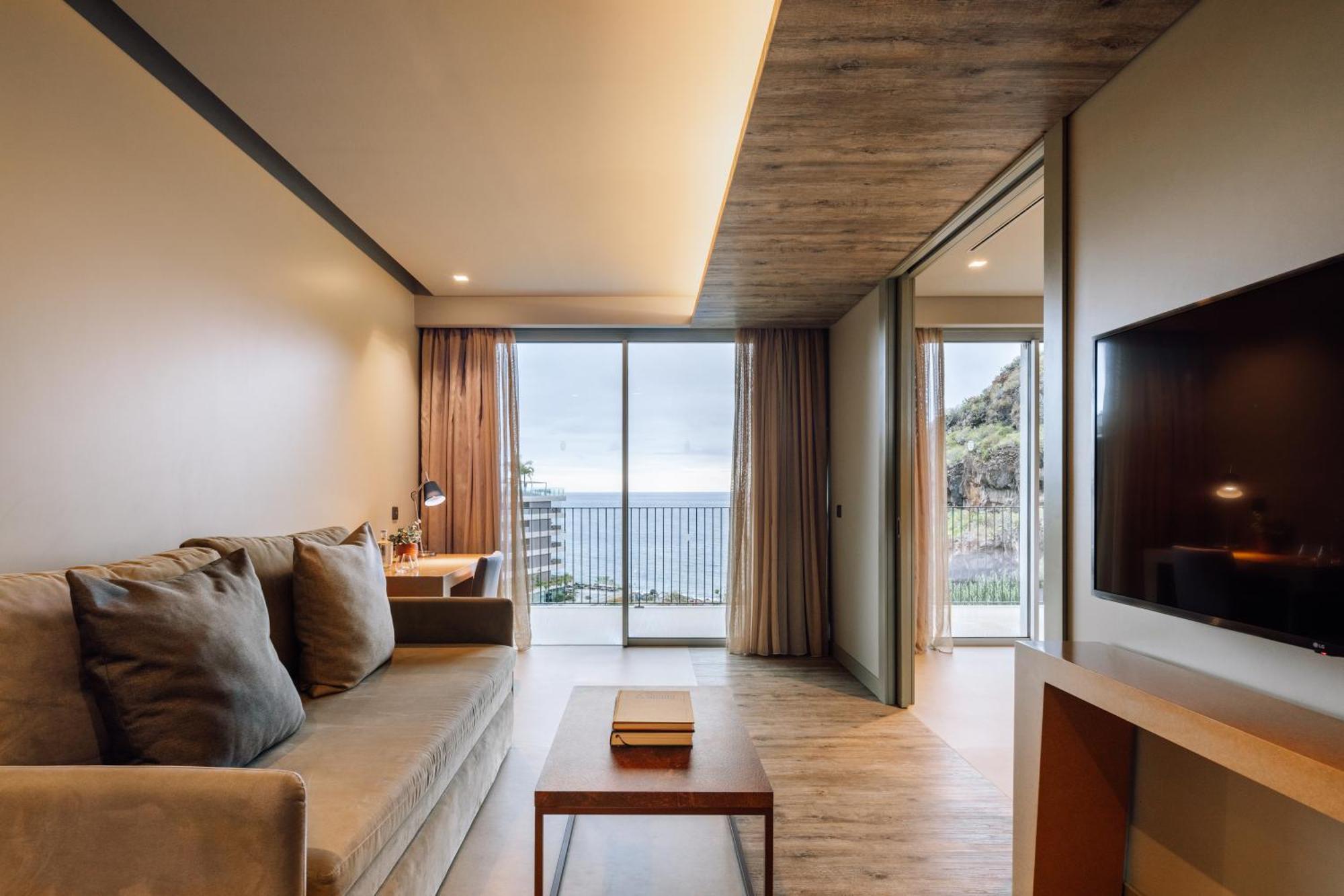 Saccharum - Resort And Spa - Savoy Signature Calheta  Εξωτερικό φωτογραφία A room at the hotel